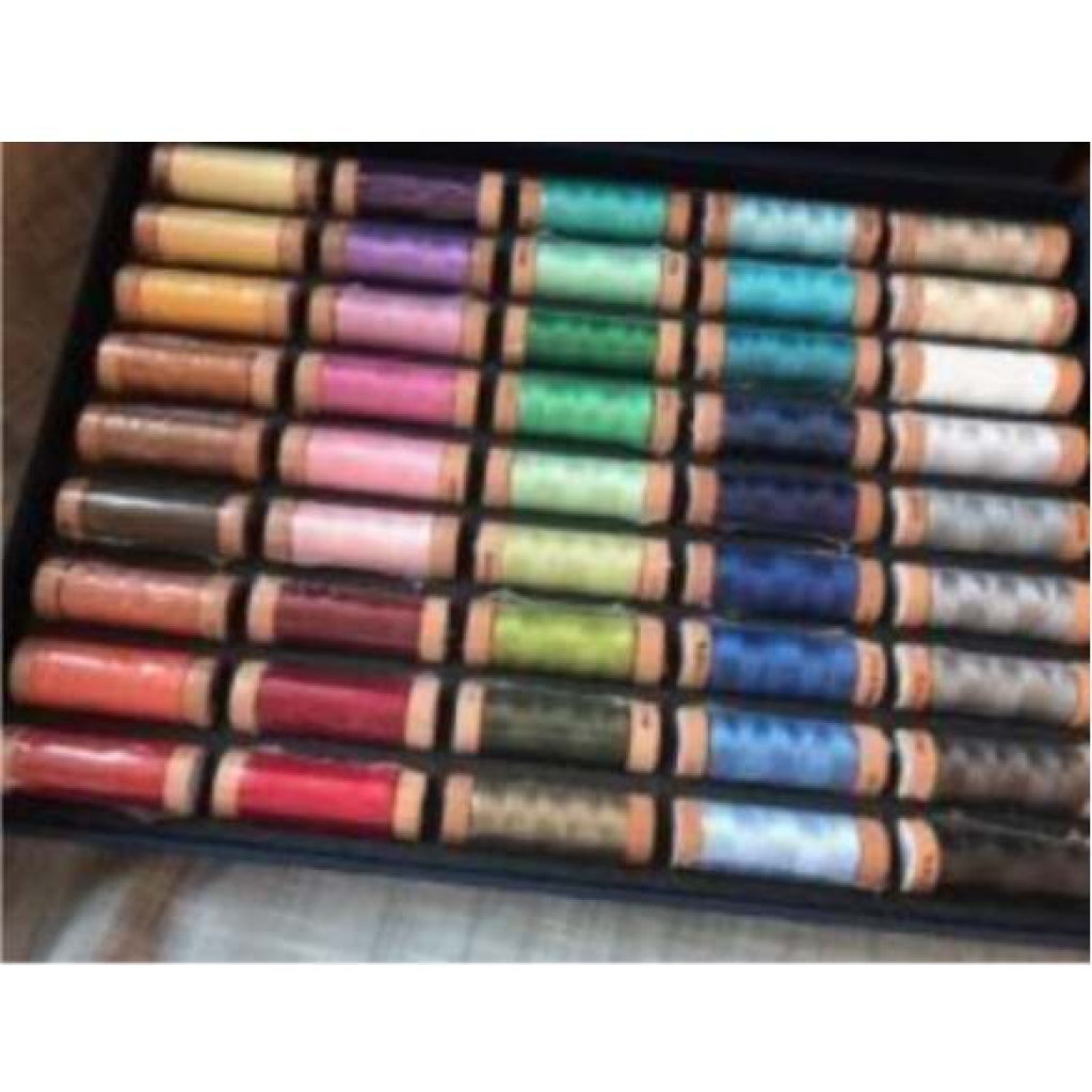 Aurifil 80wt trådklubb måned 1 , Flott trådkoffert og 5 spoler med tråd.