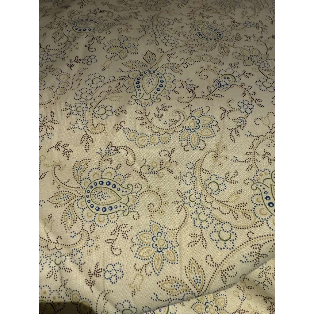 Bakstykke beige med blomsterswirl