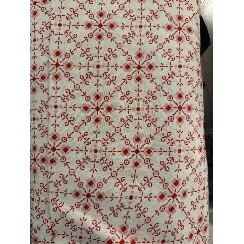 Bakstykke beige bunn med rødt mønster